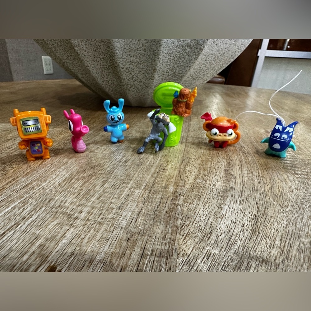 Lot 9 Collectible Mini Figures Robots
Trash Pack Mystery Toy Characters Vintage